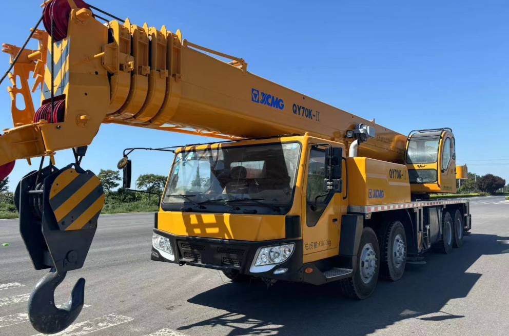 What is the difference between mobile crane and crawler crane?