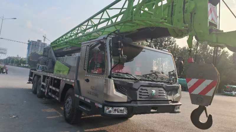 Used Zoomlion mobile crane 2022 ZOOMLION ZTC300V