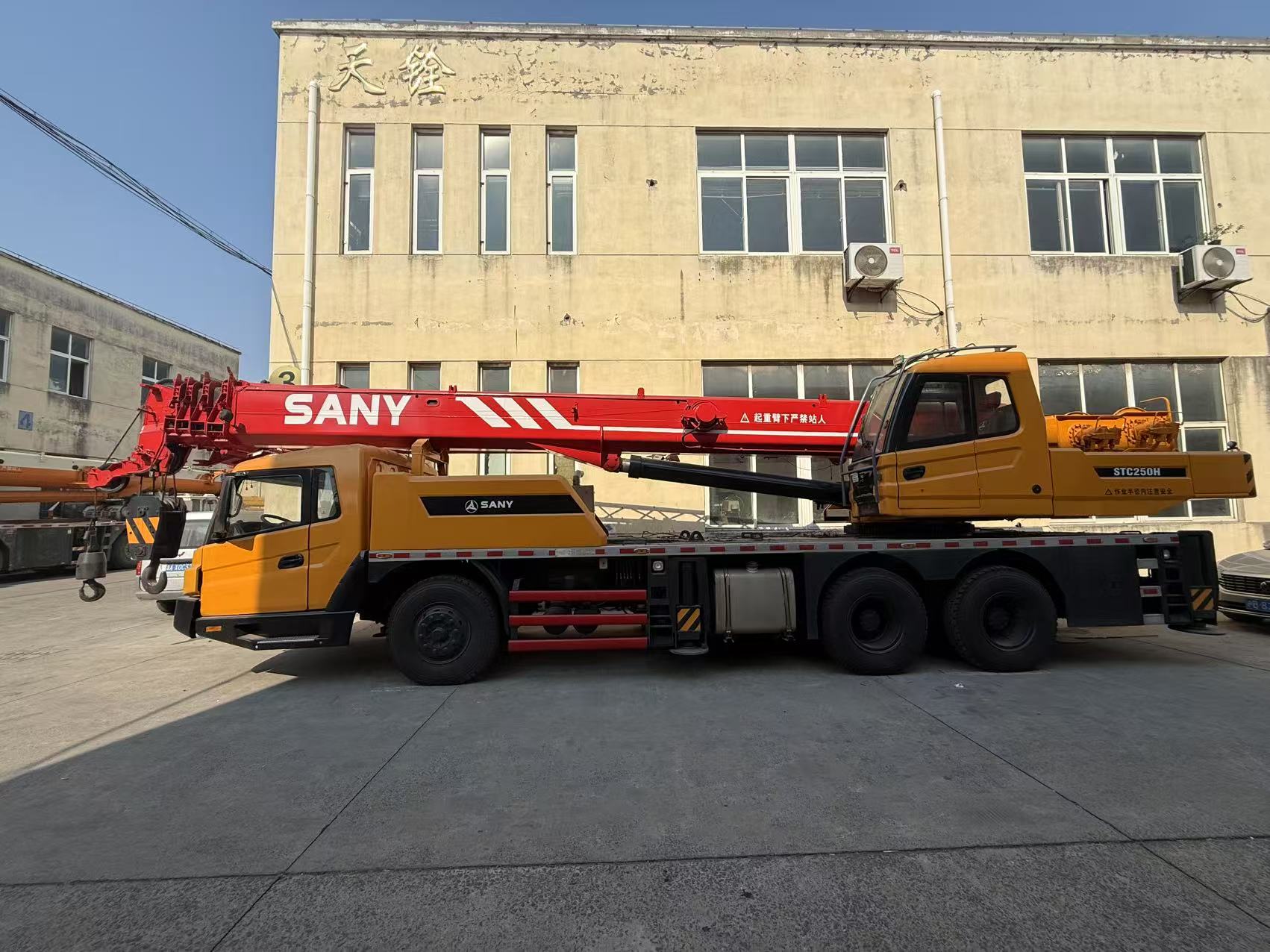 How do I choose the right boom truck crane supplier?